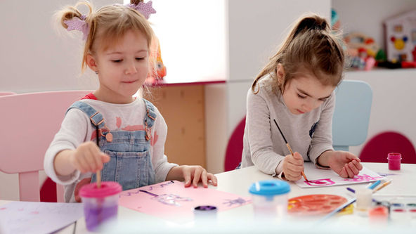 Filles en classe de peinture