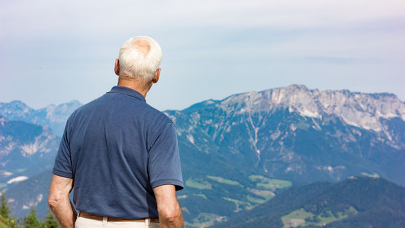 Vieil homme dans les montagnes